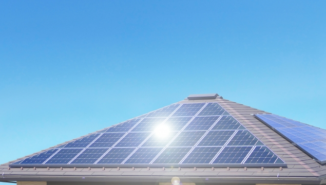 経済産業省 事業用太陽光の導入拡大 屋根設置による発電を高値で買い取り